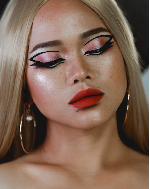 Mastering Bold Eyeliner: Techniques for a Dramatic Look