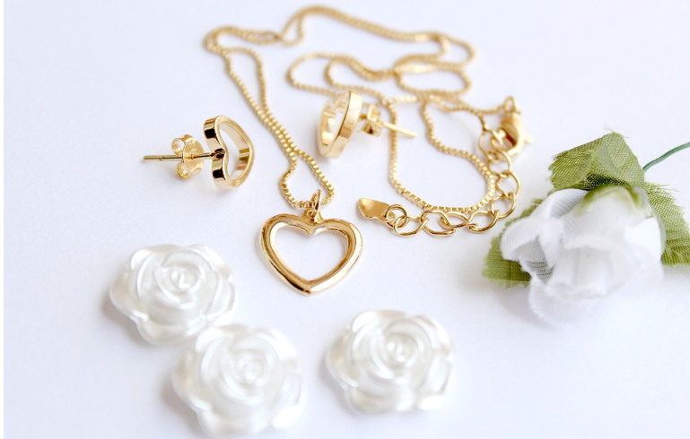 10 Must-Have Jewelry Pieces for a Stylish Look This Season