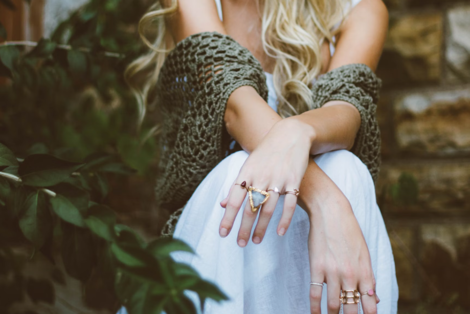 How to Mix and Match Jewelry Without Overdoing It – A Style Guide