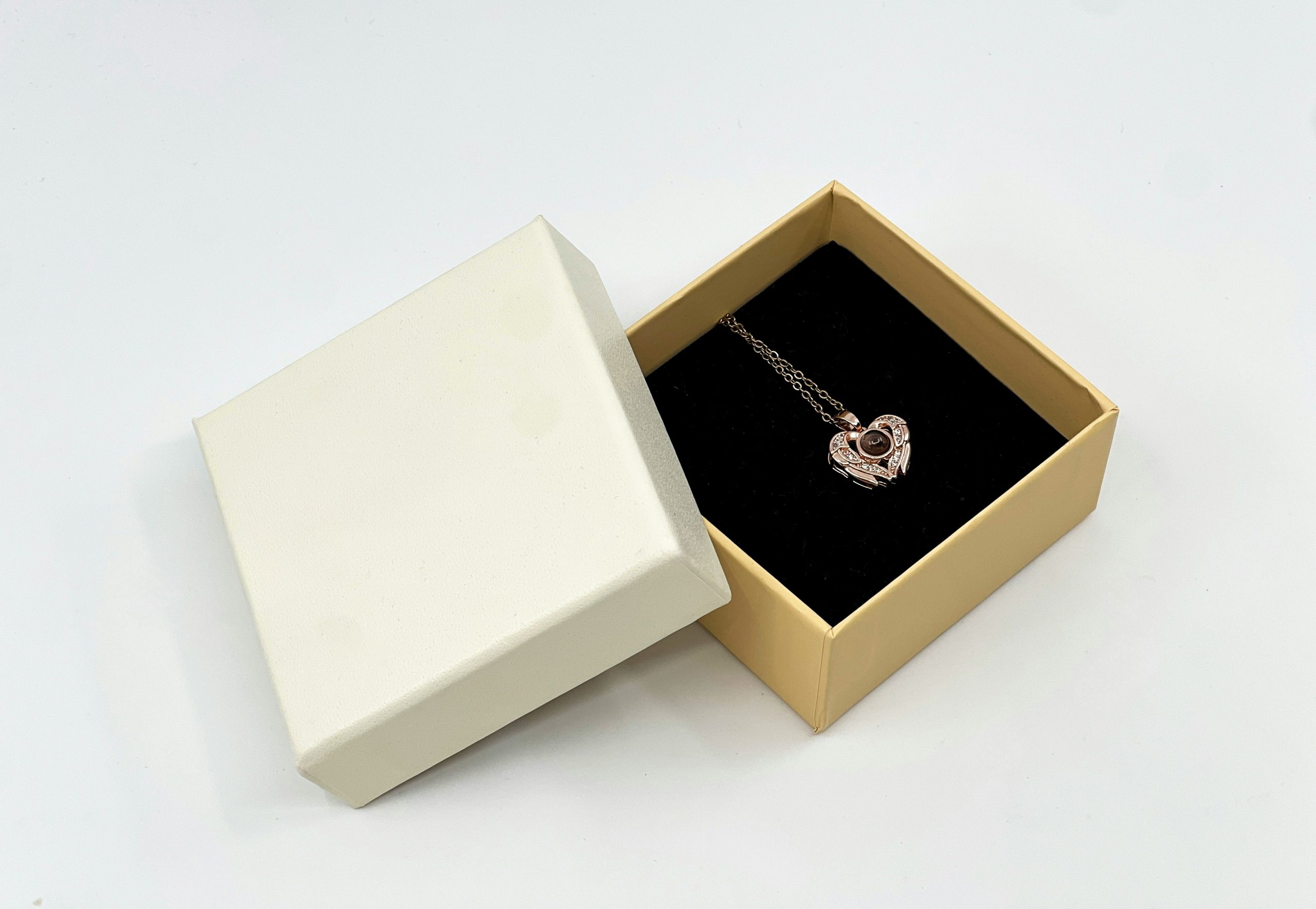 Meaningful Jewelry Gift Ideas That Feel Personal Without Being Overdone